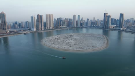 4k:-Scharjah-Von-Oben,-Luftbild-Von-Sharjahs-Al-khan-see-Und-Al-khan-insel-Mit-Modernen-Wolkenkratzern,-Reisetourismusgeschäft-In-Den-Vereinigten-Arabischen-Emiraten