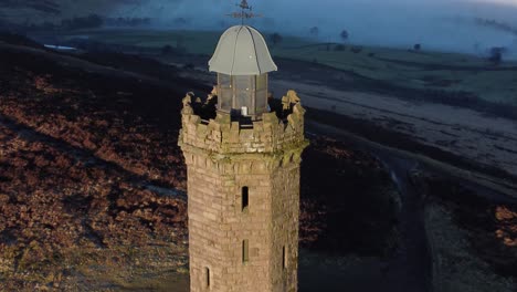 Darwen-Jubilee-Tower-Lancashire-Hang-Nebligen-Tal-Moorland-Landschaft-Antenne-Nach-Oben-Steigend