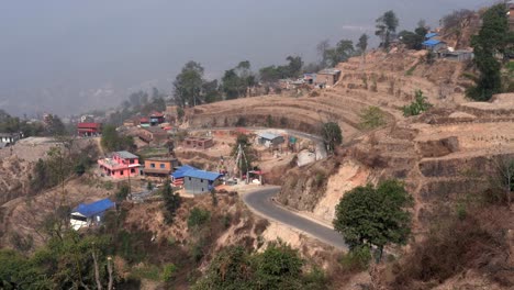 Die-Schönen-Schroffen-Hügel-Von-Nepal-Mit-Einer-Kurvenreichen-Straße