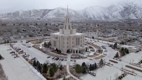 Vista-Aérea-Del-Templo-De-Payson-Utah-Con-Hermosas-Montañas-Nevadas-En-El-Fondo