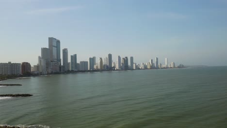 Luftaufnahme-Der-Modernen-Skyline-Von-Cartagena-In-Der-Ferne