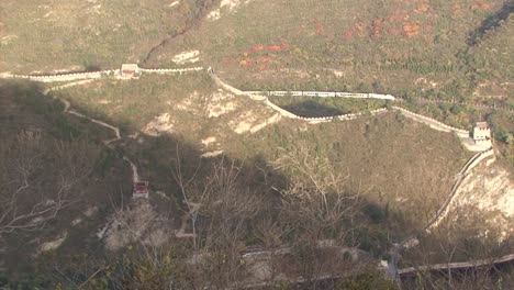 Chinesische-Mauer,-Juyong-passabschnitt,-Im-Hintergrund-Vorbeifahrender-Zug