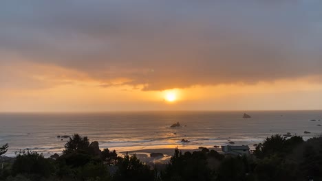 Amazing-sunset-view,-time-lapse-over-Pacific-Ocean,-clouds-moving-quickly