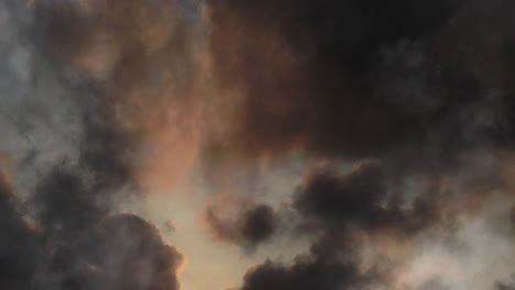 Sicht,-Dunkle-Wolken,-Die-Sich-Bei-Sonnenuntergang-Oder-Sonnenaufgang-Bewegen