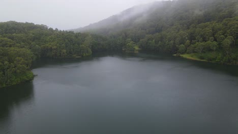 Ruhiger-See-Und-Grüner-Wald-Mit-Nebel-Im-Karangi-Staudamm