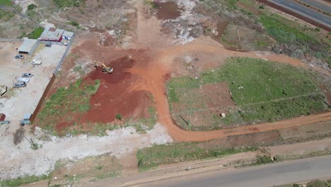 Vista-Aérea-De-Una-Excavadora-En-Un-Sitio-De-Trabajo-De-Reurbanización-En-Kibera,-El-Barrio-Marginal-Más-Grande-De-África