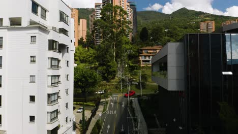 Luftaufnahme-Der-Straße-Im-Wohlhabenden-Kolumbianischen-Viertel-Mit-Berg-Im-Hintergrund