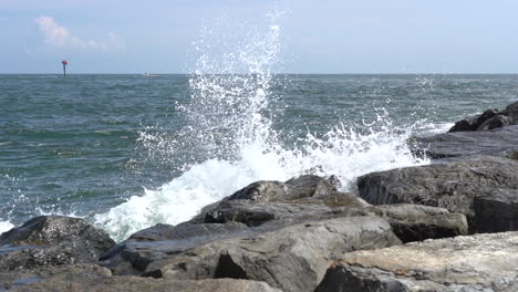 Ein-Zeitlupen-Videoclip-Von-Meereswellen,-Die-Sich-An-Einem-Felssteg-Brechen