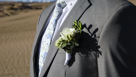Bräutigam-Trägt-Hübschen-Anzug-Und-Krawatte-Und-Blumencorsage-Für-Die-Hochzeit,-Nahaufnahme