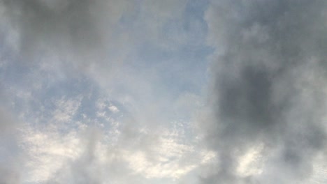 Punto-De-Vista,-Un-Cielo-Azul-Brillante-Con-Nubes-Oscuras-A-Su-Alrededor