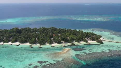 Erstaunliche-Luftaufnahme-Der-Malediven-Inseln-Mit-Türkisfarbenem-Wasser,-Palmen-Und-Weißem-Sand