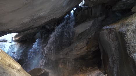 Zeitlupe:-Versteckter-Wasserfall-In-Palm-Springs