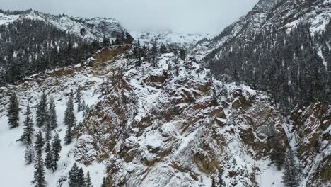 Drohne-Luftbild-Von-Schneebedeckten-Felsigen-Hügeln-In-Kalter-Bergwinterlandschaft