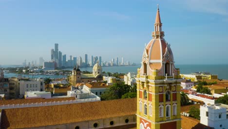 Beautiful-Cinematic-Shot-of-the-Walled-Old-City-of-Cartagena,-Colombia