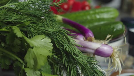 Grüne-Kräuter-Und-Gemüse-Auf-Dem-Küchentisch-Zu-Hause