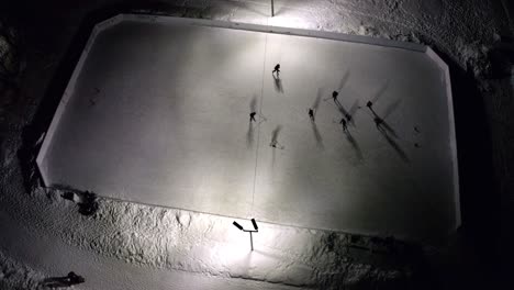 Drohne-Schoss-Von-Oben-Auf-Eine-Eisbahn-Mit-Einem-Spiel,-Das-Im-Winter-In-Montreal-Stattfand