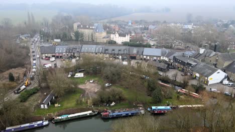 Das-Maltings-Trading-Estate,-Kanalboote-Auf-Dem-Fluss-Stort-Sawbridgeworth-Essex-UK-Luftaufnahmen-4k