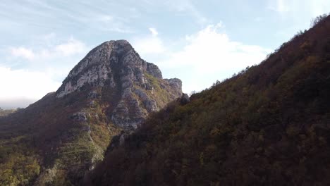 Vista-Panorámica-Aérea-Del-Pico-Y-El-Bosque-De-Monte-Cigno,-En-Las-Montañas-Apeninas-Italianas