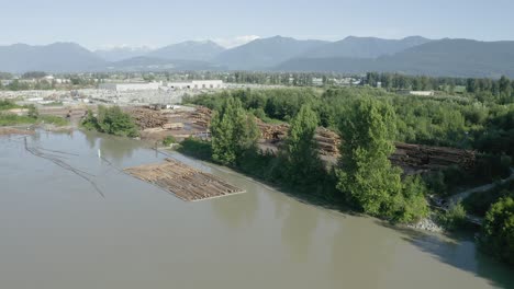 Tree-logging-process-plant-along-the-Columbia-River-in-Oregon,-USA
