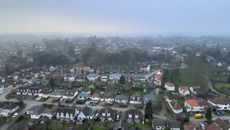 Sawbridgeworth-Drone-Tiro-Ascendente-Sobre-Casas-Essex,-Reino-Unido