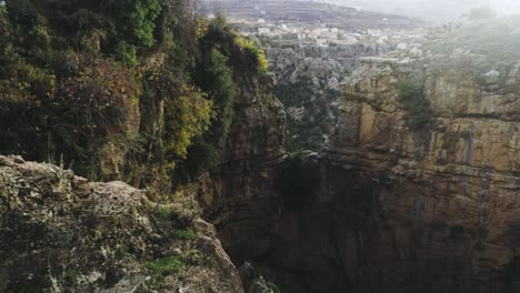 Luftaufnahme-Des-Wanderers-Zu-Fuß-In-Richtung-Der-Felsenkante-Im-Libanon,-Vorwärts,-Tag