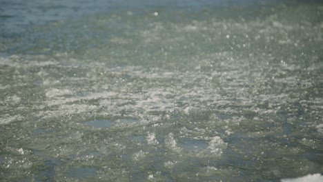 Eiskristalle,-Die-Tagsüber-Auf-Einem-Halb-Zugefrorenen-See-Schwimmen