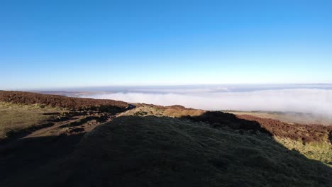 Aussichtspunkt-Hochland-Wirbelnde-Nebelwolken-Vorbei-An-Ackerland-Moorland-Landschaft-Tal-Zeitraffer-An-Einem-Hellen-Sonnigen-Tag