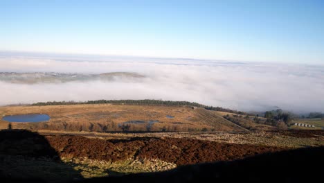 Wirbelnde-Nebelwolken,-Die-Ackerland,-Landschaft,-Tal,-Hochland,-Aussichtspunkt,-Langsam,-Links,-Dolly-Passieren