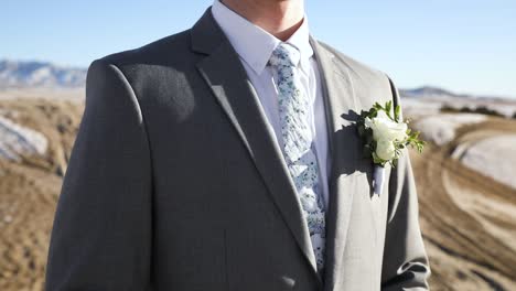 Hochzeitskonzept---Hübscher-Bräutigam-In-Anzugsjacke,-Krawatte-Und-Blumencorsage