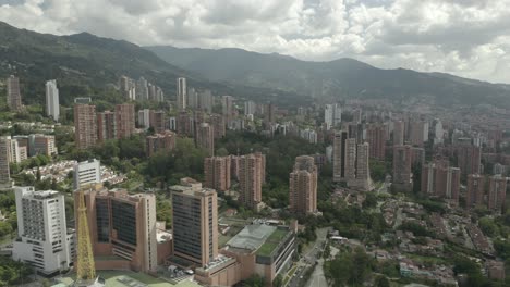 Vista-Aerea-Del-Barrio-El-Poblado-En-Medellin,-Colombia