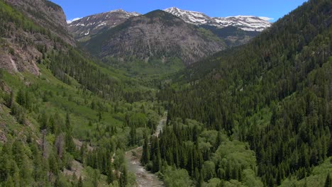 Der-Dolly-Zoom-Aus-Der-Luft-Bewegt-Sich,-Um-Einen-Blick-Auf-Den-Wunderschönen,-Gewundenen-Colorado-River-Zu-Zeigen