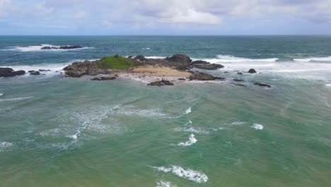 Vastness-Of-Seascape-With-Waves-Onto-Rocky-Green-Headland-At-Sawtell-Beach,-New-South-Wales,-Australia