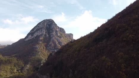 Luftlandschaftsansicht-Des-Monte-Cigno-Gipfels-Und-Des-Waldes,-In-Den-Apenninen,-Italien