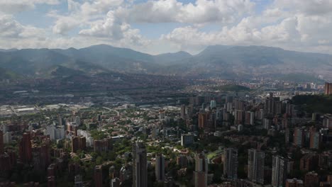 Muy-Por-Encima-De-Los-Edificios-De-Apartamentos-En-El-Valle-De-Aburra-Con-Las-Montañas-De-Los-Andes-En-Segundo-Plano.