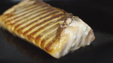 Salmon-slice-cooked-on-frying-pan