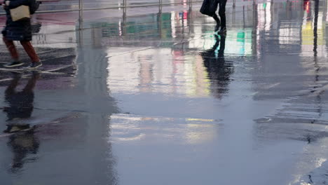 Scene-Of-People-Running-On-Wet-Road-During-Rush-Hour-In-The-City-Of-Tokyo,-Japan