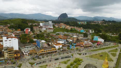 Bunte-Stadt-Guatape-Mit-Piedra-Del-Peñol-Im-Hintergrund