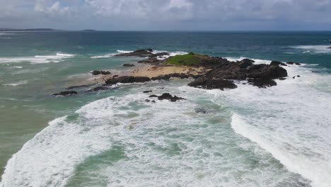Rugged-Coastline-With-Bubbling-White-Waves-Rolling-At-Summer-Near-Bonville-Headland---Sawtell-Beach-In-NSW,-Australia