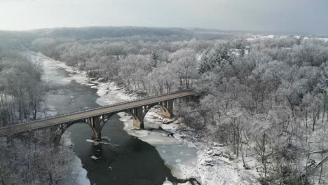 Bogenbrücke-über-Den-Zugefrorenen-Fluss-Im-Waldgebiet