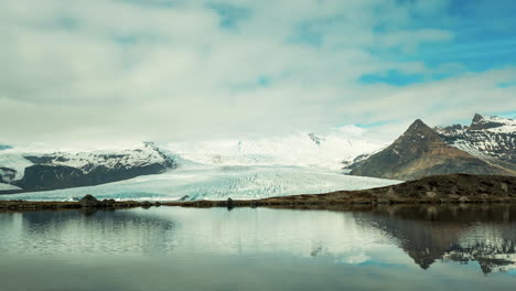 Lago-Glaciar-Fjallsarlon-Con-Hermoso-Reflejo-Del-Paisaje-En-Islandia---Lapso-De-Tiempo