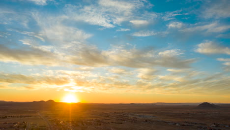 Sonnenaufgangszeitraffer-über-Der-Kalifornischen-Stadt-In-Der-Mojave-Wüste,-Gesehen-Von-Einer-Drohne-In-Großer-Höhe