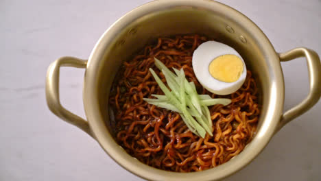 Koreanische-Instant-Nudeln-Mit-Schwarzer-Bohnensauce,-Gurke-Und-Gekochtem-Ei---Koreanisches-Essen