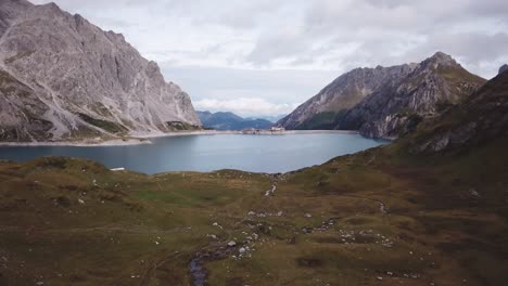 Menschen-Wandern-In-Alpen---Drohnenflug-Alpen-Lünersee-See-In-österreich-Vorarlberg