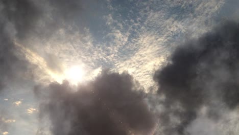 Atmosphäre,-Die-Sonne-Scheint-Zwischen-Den-Dunklen-Wolken-Am-Blauen-Himmel