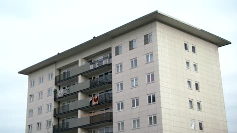 Schwenk-Einer-Isolierten-Modernen-Eigentumswohnung-In-Einem-Wohngebiet