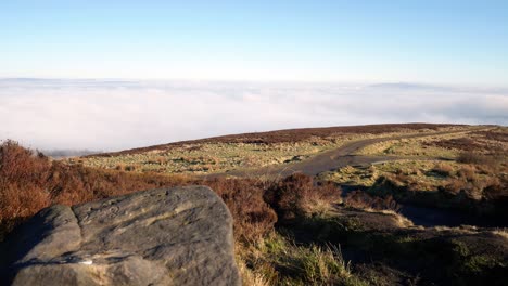 Rotierende-Nebelwolken-Passieren-Ackerland-Moorland-Landschaft-Tal-Hochland-Aussichtspunkt-Dolly-Links