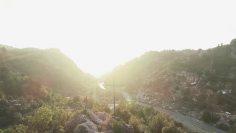 Erstaunliche-Luftaufnahme-Der-Erstaunlichen-Bergspitzenlandschaft-Bei-Sonnenuntergang,-Mann-Oben-Bewundert-Panorama,-Libanon,-Kreispfanne