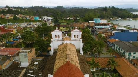 Antena:-Drone-Vuela-Sobre-Iglesia-En-Guatape,-Colombia-Para-Revelar-Plaza-Principal
