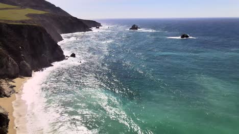 Aerial-forward-over-Big-Sur-cliffs,-Pacific-Ocean,-California