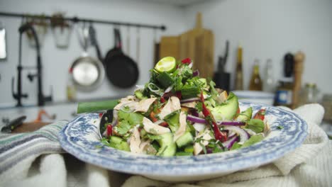 Nahaufnahme-Eines-Wunderschön-Plattierten-Salats-Auf-Dem-Tisch-In-Der-Heimischen-Küche